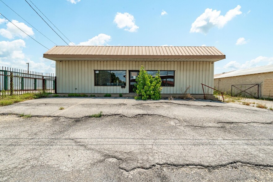 More Photos Of 1208 E Washington St, Stephenville Industrial For Sale