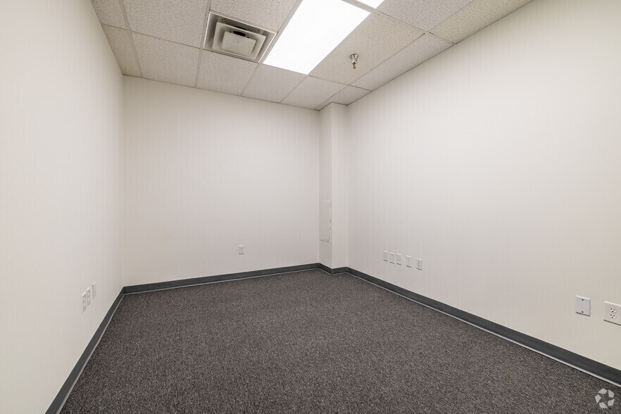 More Photos Of 2301 W Commerce St, Dallas Distribution For Lease