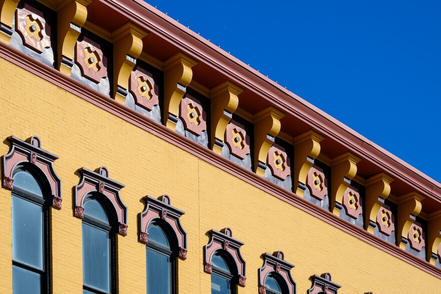 More Photos Of 108 S Walnut St, Muncie Office For Sale