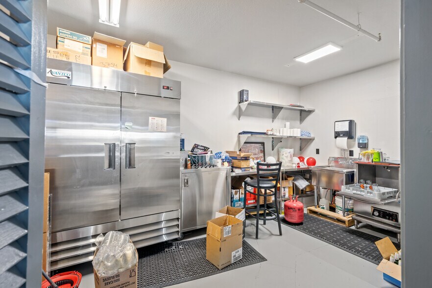 More Photos Of 2425 25th St SE, Salem General Retail For Sale