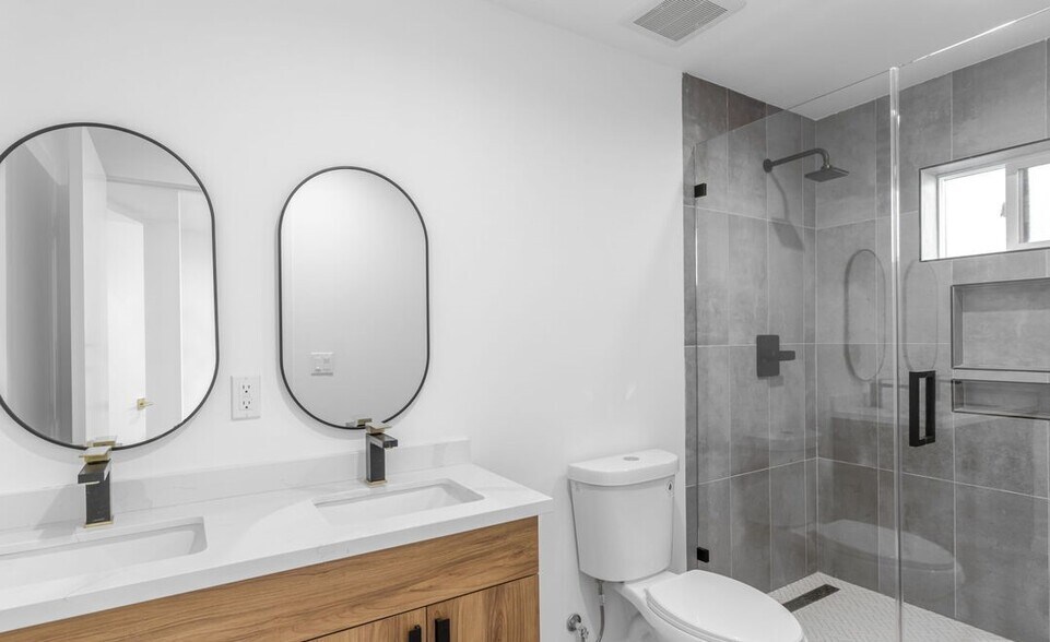 More Photos Of 10821 Hartsook St, North Hollywood Apartments For Sale