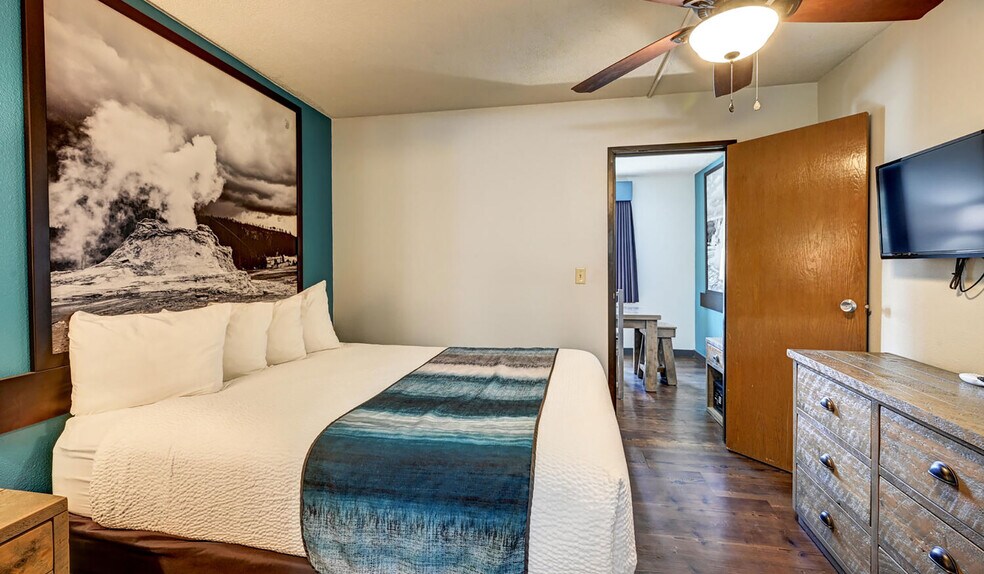 More Photos Of 702 Scott St, Gardiner Hotel For Sale