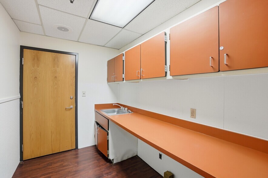 More Photos Of 110 W Leffel Ln, Springfield Service For Lease