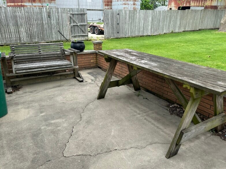 More Photos Of 907 N Hemlock St, Le Roy Warehouse For Sale