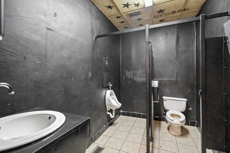 More Photos Of 24 E 3rd St, Newport Bar For Sale