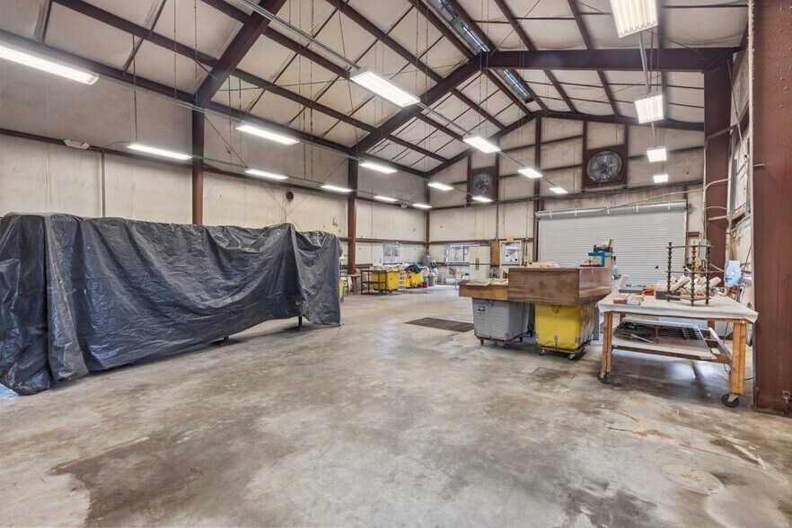 More Photos Of 622 E Prien Lake Rd, Lake Charles Light Manufacturing For Lease