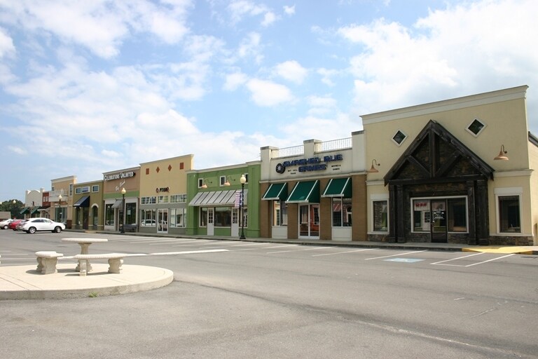Primary Photo Of 1422 Green Rd, Chatsworth General Retail For Lease