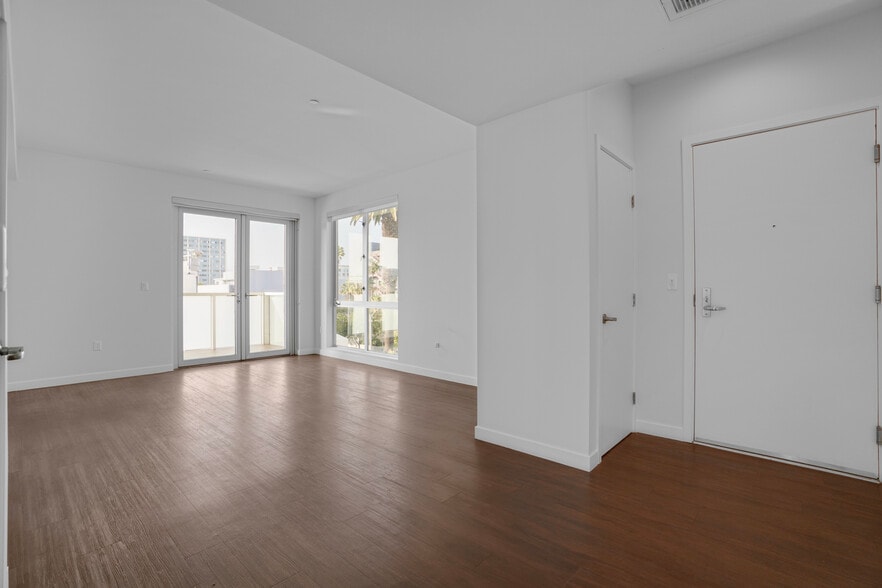 More Photos Of 525 Santa Monica Blvd, Santa Monica Apartments For Sale