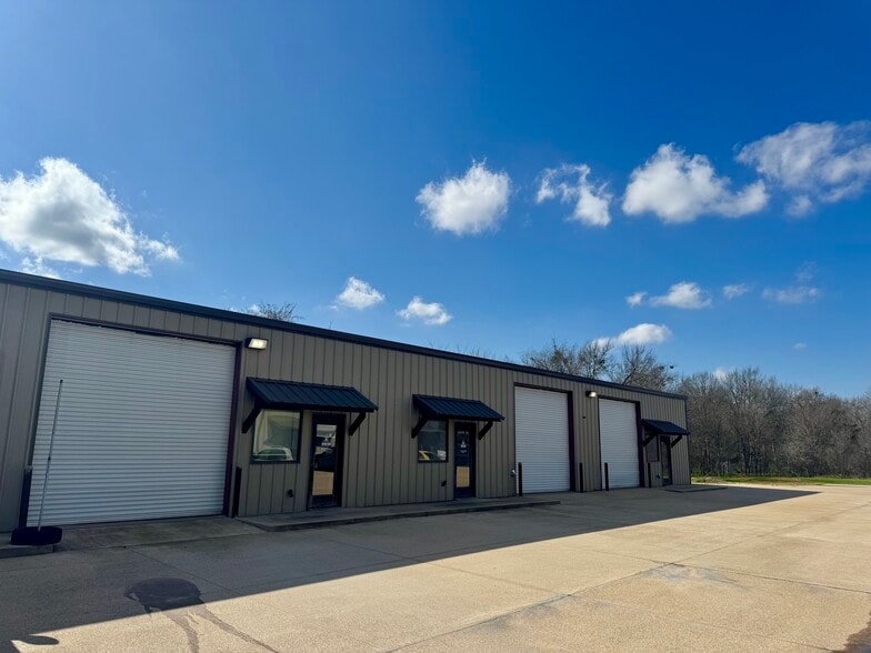 More Photos Of 5552 Raymond Stotzer Pky, College Station Warehouse For Lease