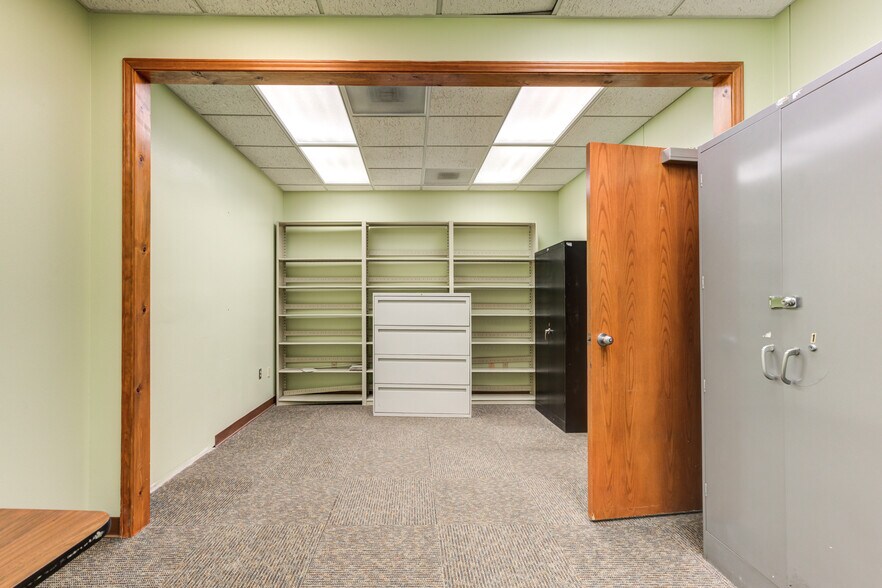 More Photos Of 3802-3806 Interstate 27, Lubbock Office For Sale