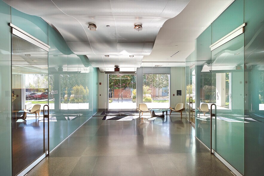 More Photos Of 1001 Highlands Plaza Dr, Saint Louis Office For Sale