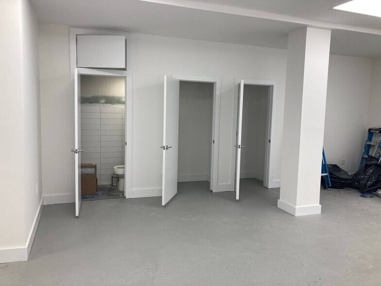More Photos Of 10 Troutman St, Brooklyn Service For Lease