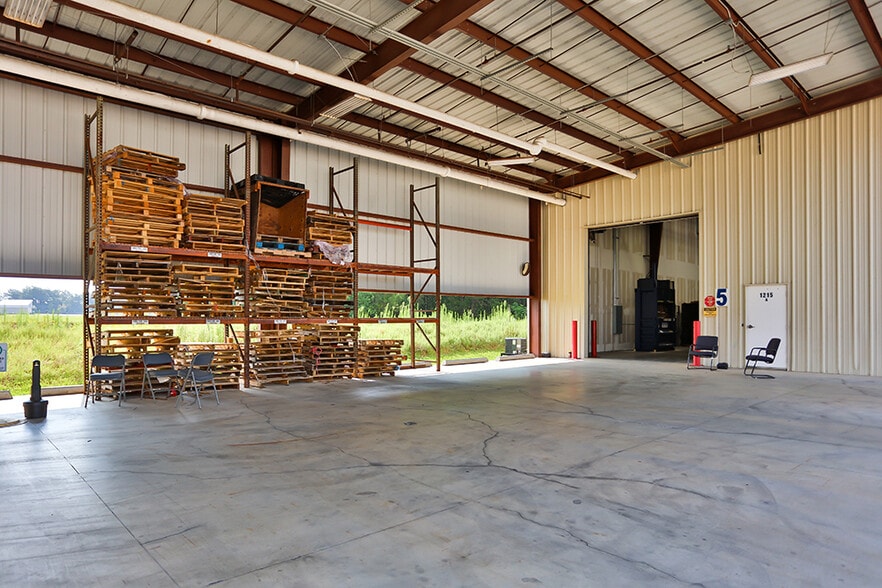 More Photos Of 1209-1215 N FM 3083 Rd E, Conroe Warehouse For Lease