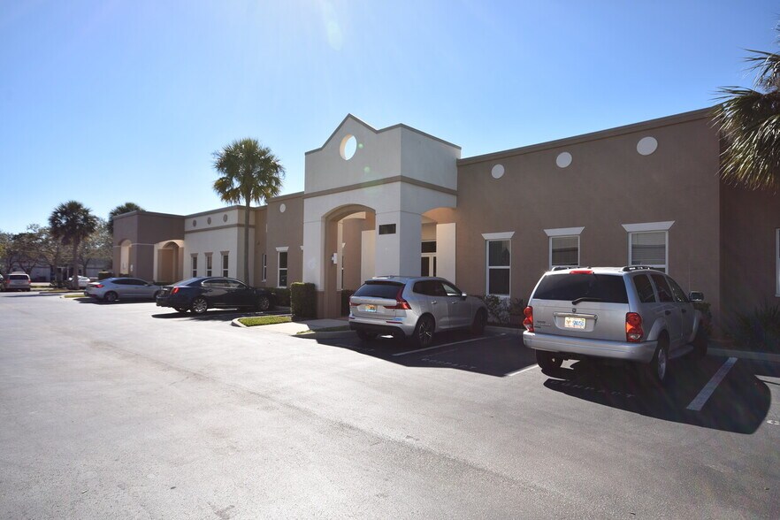 More Photos Of 2675 S Horseshoe Dr, Naples Office For Lease