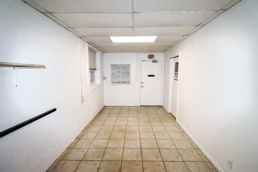 More Photos Of 2600 W Lynchburg Salem Tpke, Bedford Flex For Lease