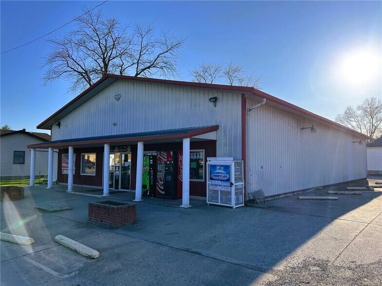 Primary Photo Of 107 Charles St, Beecher City Supermarket For Sale