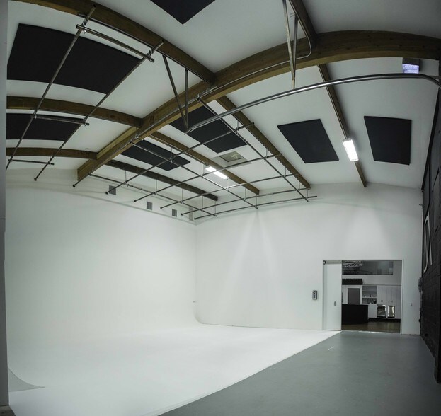 More Photos Of 8911 Independence Ave, Canoga Park Warehouse For Lease