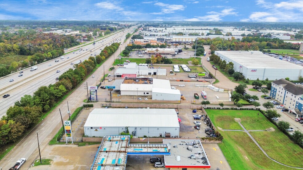 More Photos Of 14902 N Fwy Service Rd, Houston Freestanding For Lease