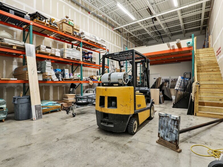 More Photos Of 8821 Business Park Dr, Fort Myers Warehouse For Sale