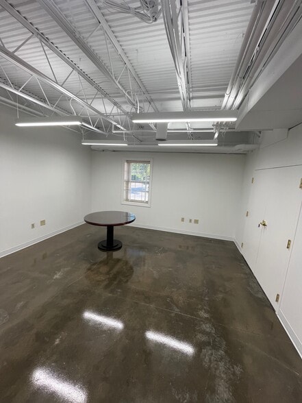 More Photos Of 106 Duke St, Ashland City Office For Lease