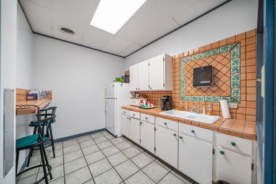More Photos Of 201 W Poplar St, San Antonio Medical For Sale