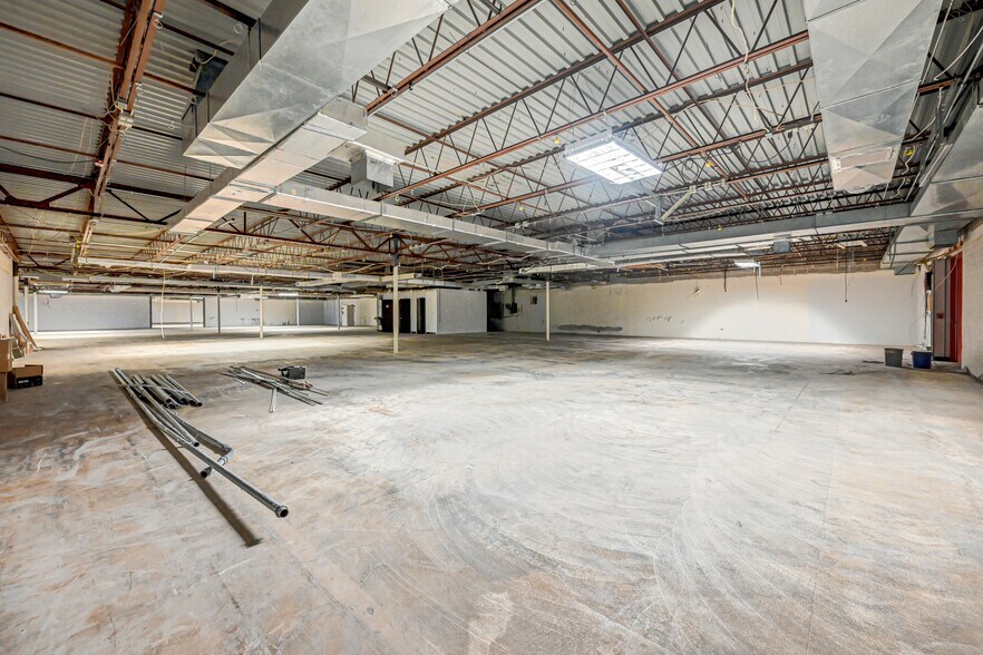 More Photos Of 20 Willow Springs Cir, York Warehouse For Sale