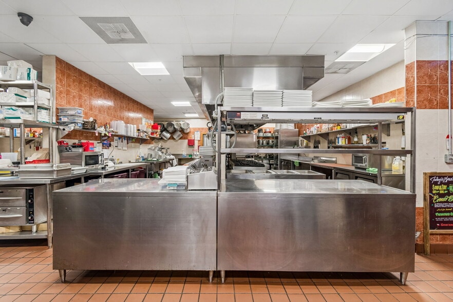 More Photos Of 3007 Commercial Way, Spring Hill Restaurant For Sale