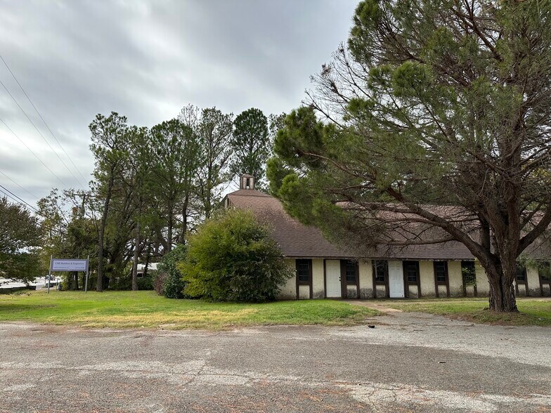 More Photos Of 1505 E Henderson St, Cleburne Office For Sale