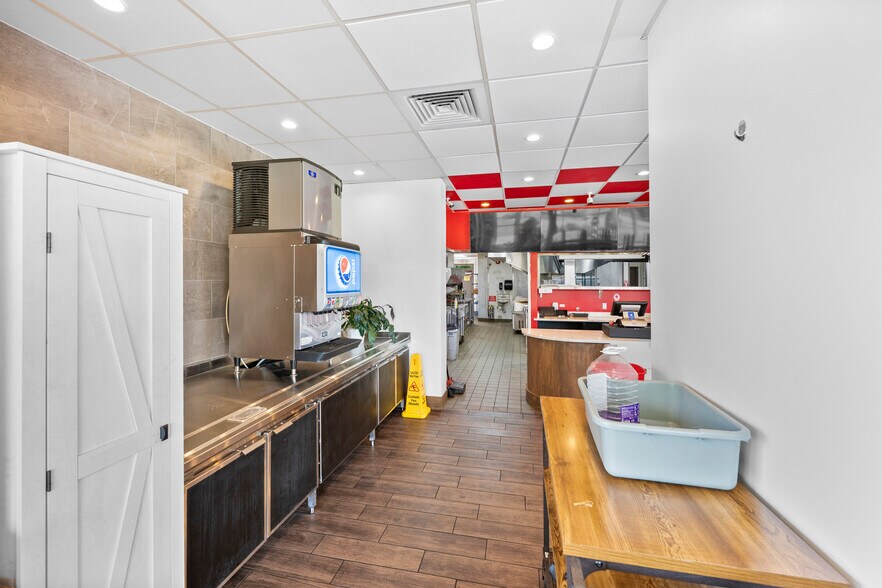 More Photos Of 32704 Grand River Ave, Farmington Restaurant For Sale