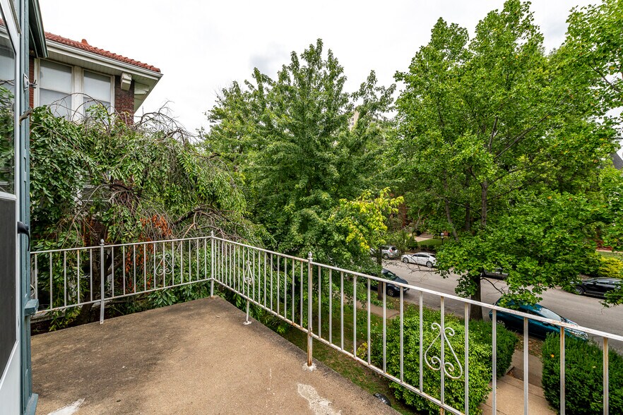 More Photos Of 4374-4382 W Pine Blvd, Saint Louis Office For Sale