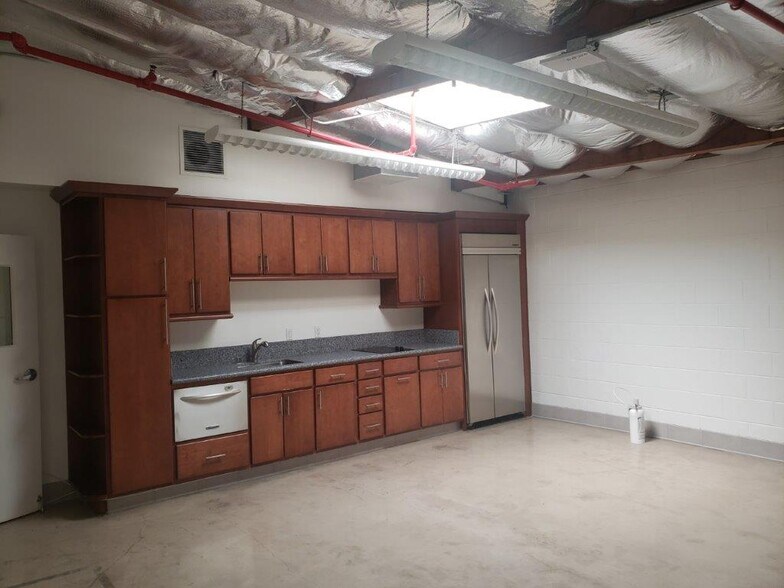 More Photos Of 1020 Chestnut St, Burbank Light Distribution For Lease