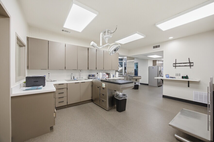 More Photos Of 3201 Hulen St, Fort Worth Veterinarian Kennel For Sale