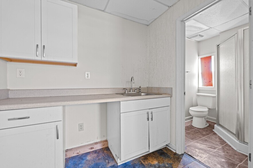 More Photos Of 421 Vine St, Eden Hotel For Sale