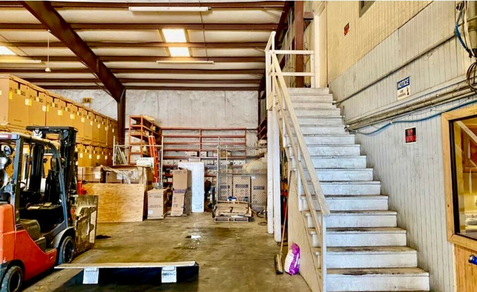More Photos Of 705 Enterprise St, Laredo Distribution For Sale