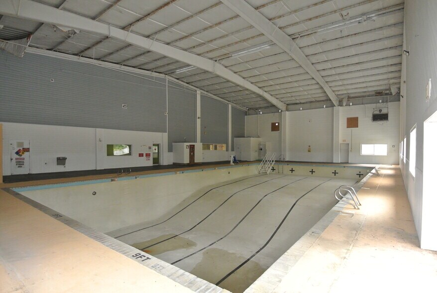 More Photos Of 2911 Brunswick Ave, New Bern Sports And Entertainment For Lease