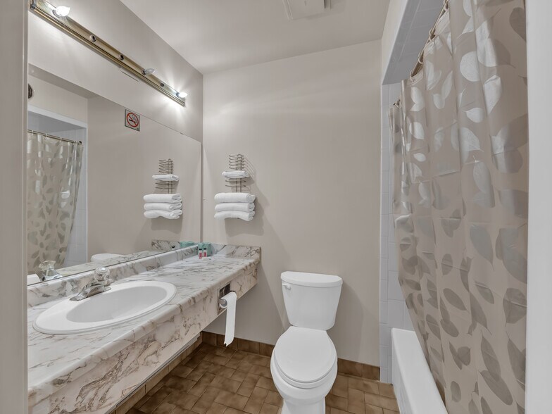 More Photos Of 2889 Howard Av, Windsor Hotel For Sale