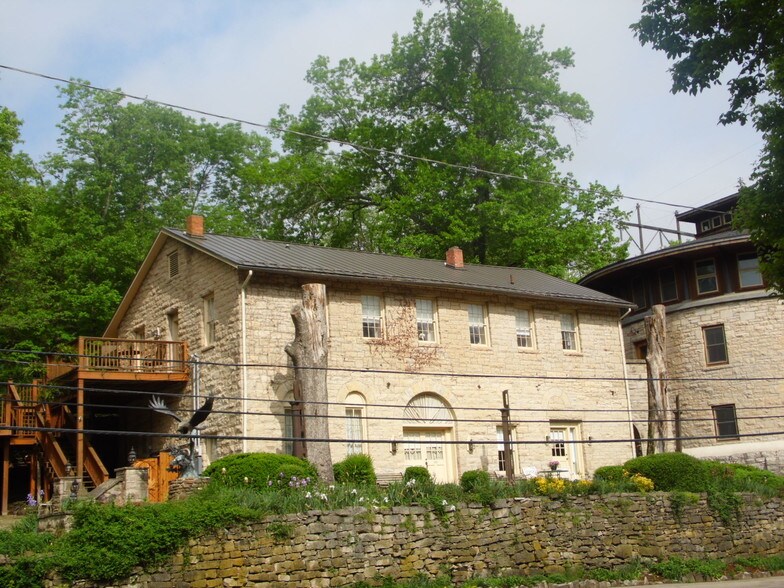 Primary Photo Of 75 Hillside Ave, Eureka Springs Hospitality For Sale