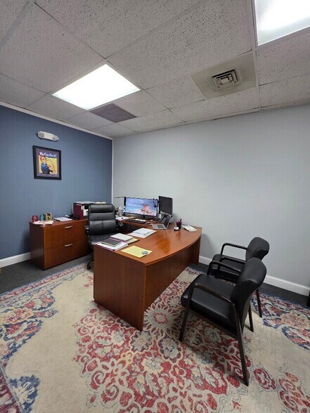 More Photos Of 264 Main St, Lincoln Storefront For Lease