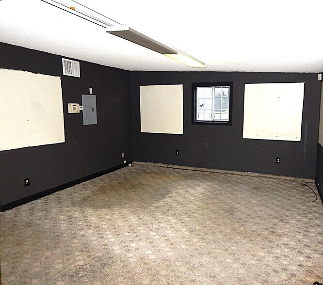 More Photos Of 83 Main St, Deep River General Retail For Lease