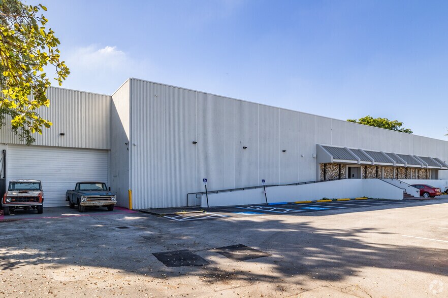 More Photos Of 5240-5260 NW 167th St, Hialeah Warehouse For Lease