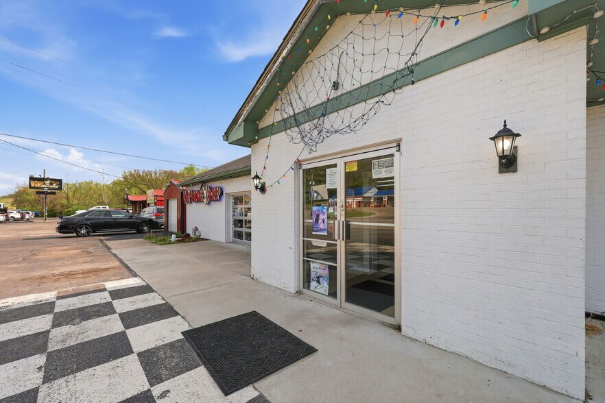 More Photos Of 619 Green Blvd, Aurora Freestanding For Sale