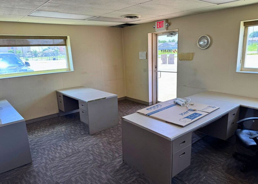 More Photos Of 1900 SW 27th St, El Reno Warehouse For Lease