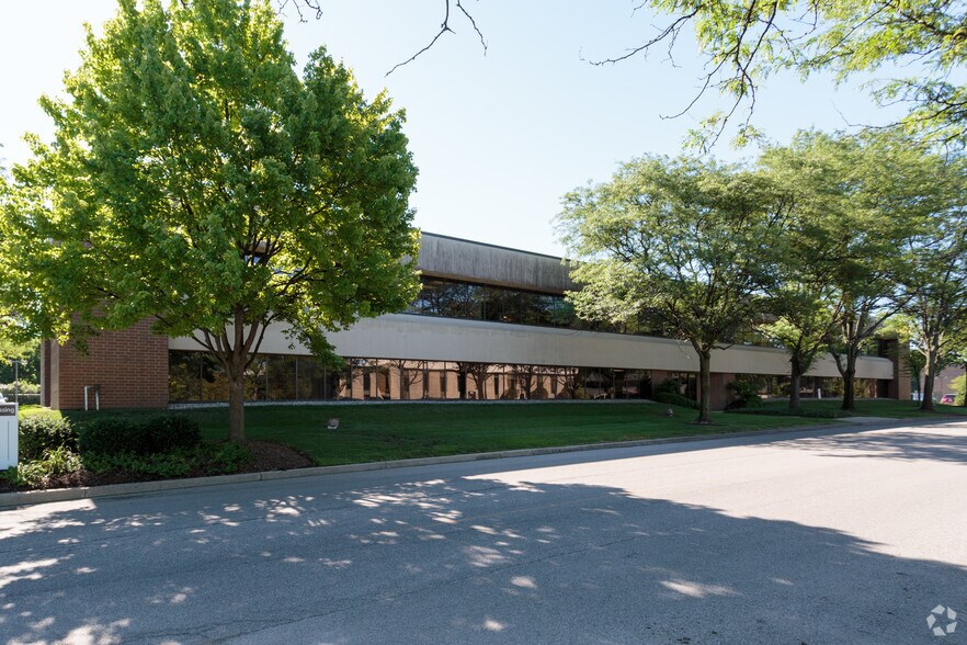 More Photos Of 8465 Keystone Crossing, Indianapolis Office Residential For Lease