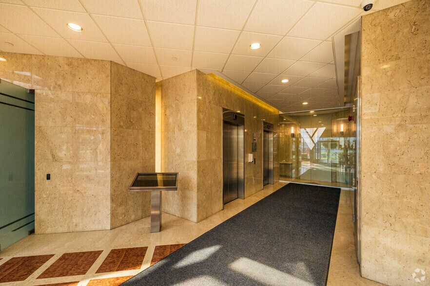 More Photos Of 7405 Rte Transcanadienne, Montréal Office For Lease