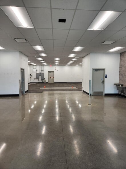 More Photos Of 6401 Broadway Ave, Cleveland Drugstore For Lease