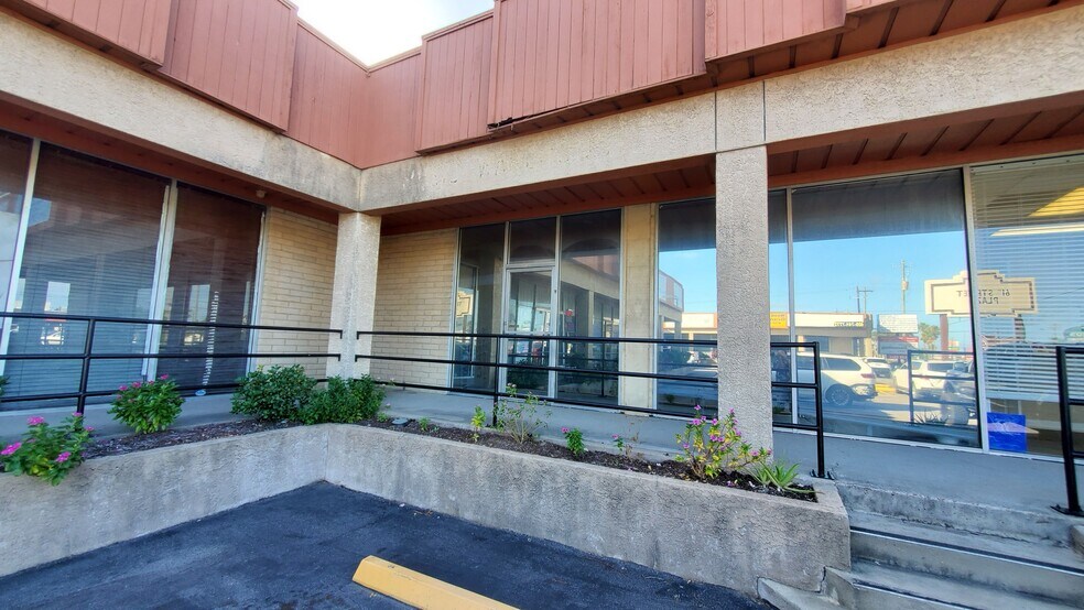 More Photos Of 2115 61st St, Galveston Storefront Retail Office For Lease