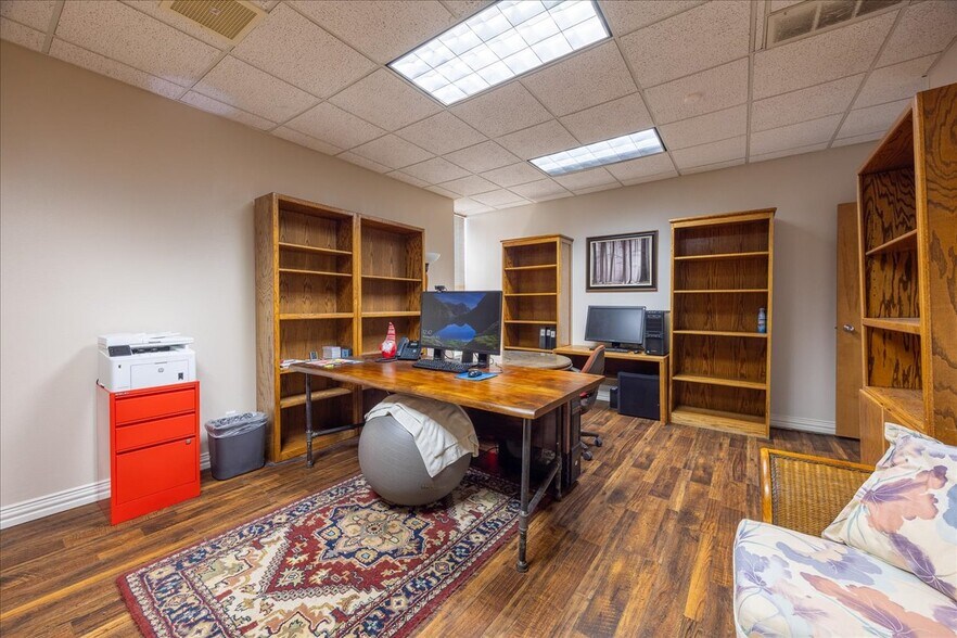 More Photos Of 812 Lexington Dr, Plano Office For Sale