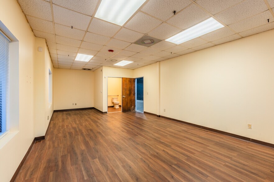 More Photos Of 5750 N Sam Houston Pky E, Houston Warehouse For Lease