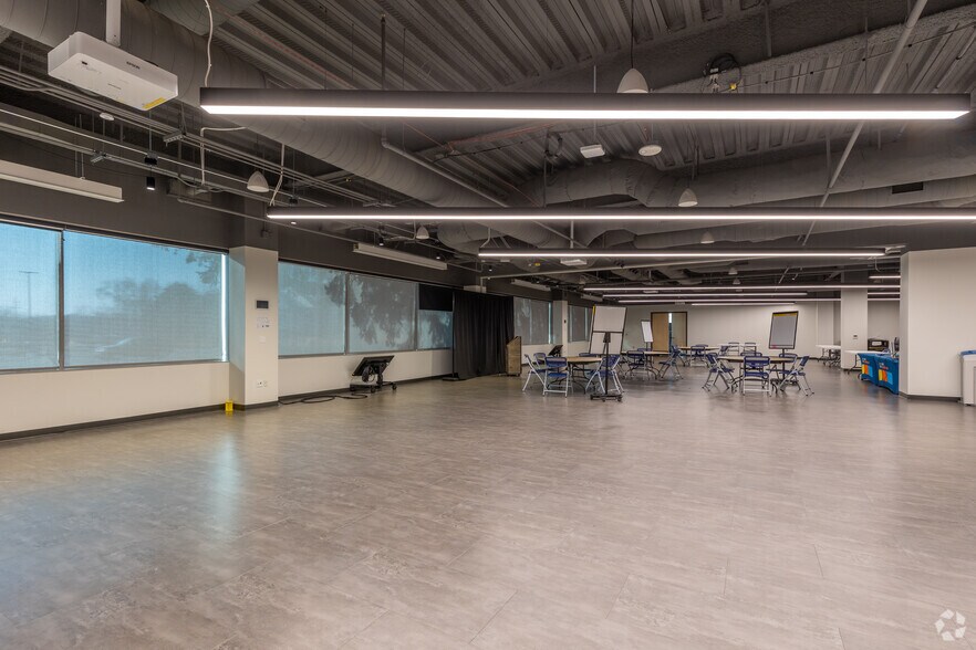 More Photos Of 25300-25330 Telegraph Rd, Southfield Office For Sale