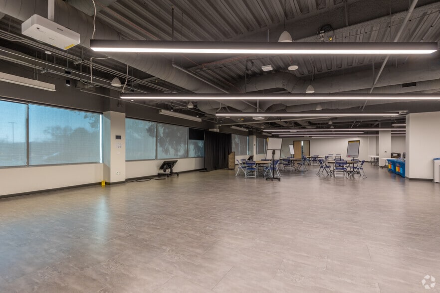 More Photos Of 25300-25330 Telegraph Rd, Southfield Office For Sale